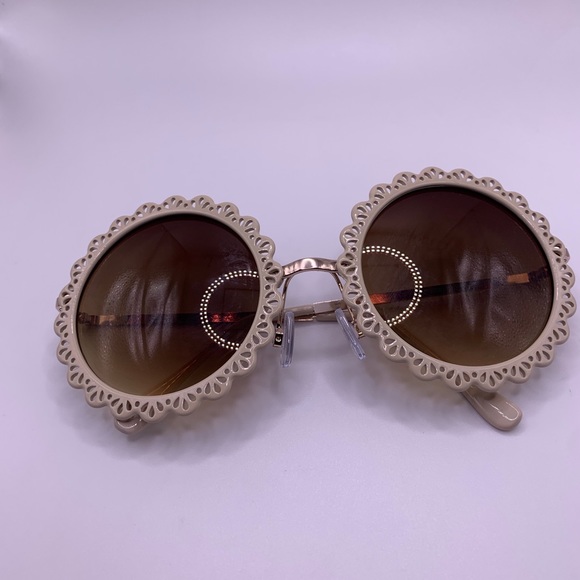 Shade in Style - Picture 1 of 4